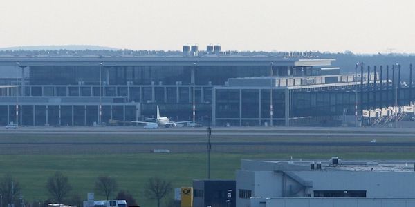 Aggressiver Passagier zwingt Flugzeug zur Landung am BER