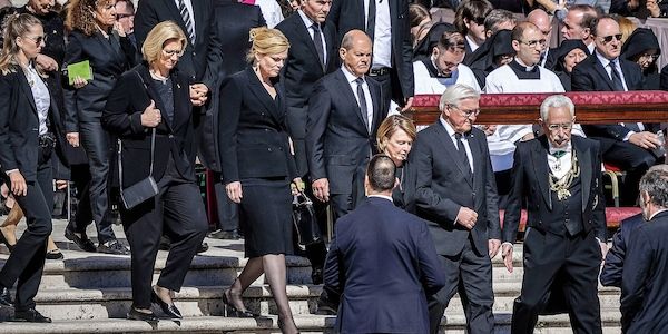 Scholz spricht bei Papst-Trauerfeier auch mit Trump