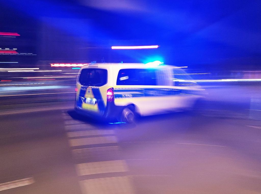 Mann übergießt schlafende Partnerin mit heißem Öl in Frankfurt