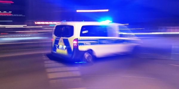 Mann übergießt schlafende Partnerin mit heißem Öl in Frankfurt
