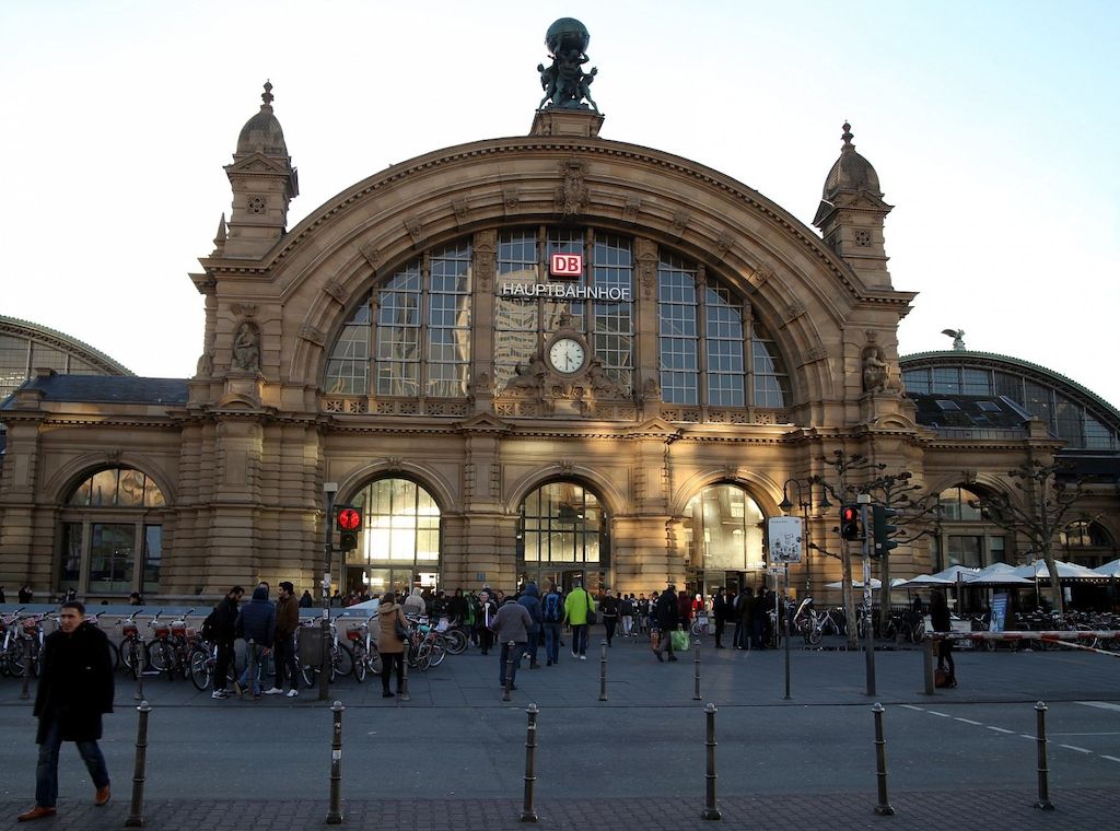 Frankfurter Bahnhofsvorplatz nach Emilie und Oskar Schindler benannt