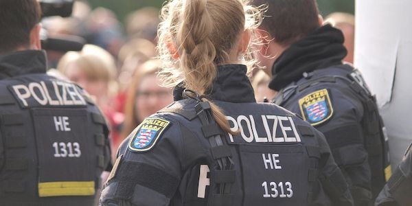 Nackter Mann randaliert in Frankfurter Niddastraße
