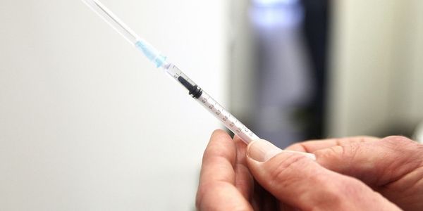 Bayerns Gesundheitsministerin wirbt für FSME-Impfung