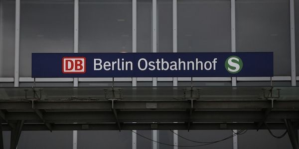 Billie Eilish begrüßt Fans in Berlin am Bahnhof mit Durchsage
