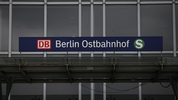 Billie Eilish begrüßt Fans in Berlin am Bahnhof mit Durchsage