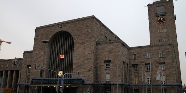 Mann im Zug nach Stuttgart geschlagen