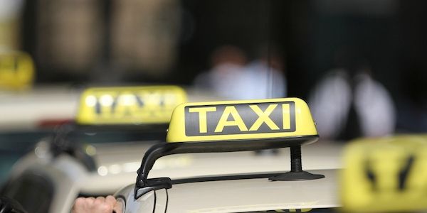Taxifahrer in Köln mit Pfefferspray angegriffen und ausgeraubt