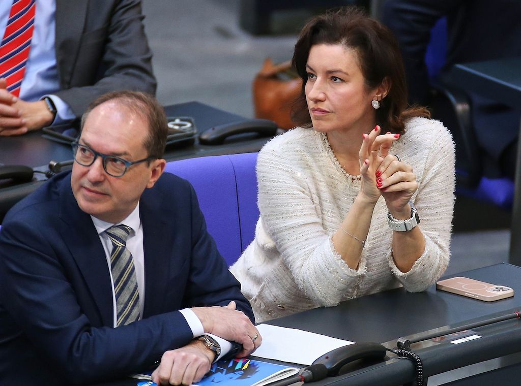 Auch CSU benennt Ministerriege - Dobrindt wird Innenminister