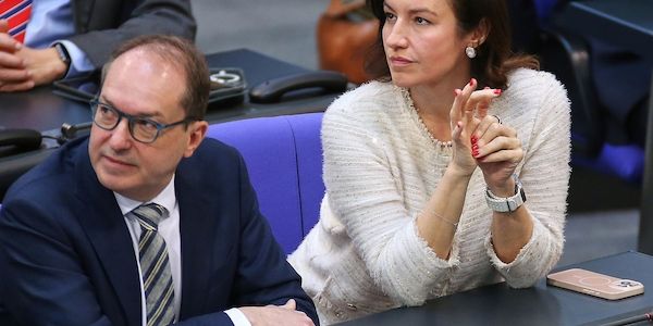 Auch CSU benennt Ministerriege - Dobrindt wird Innenminister