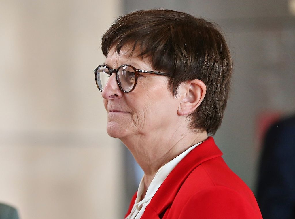 SPD-Vorsitzende Saskia Esken besucht Demo zum 1. Mai in Bremen
