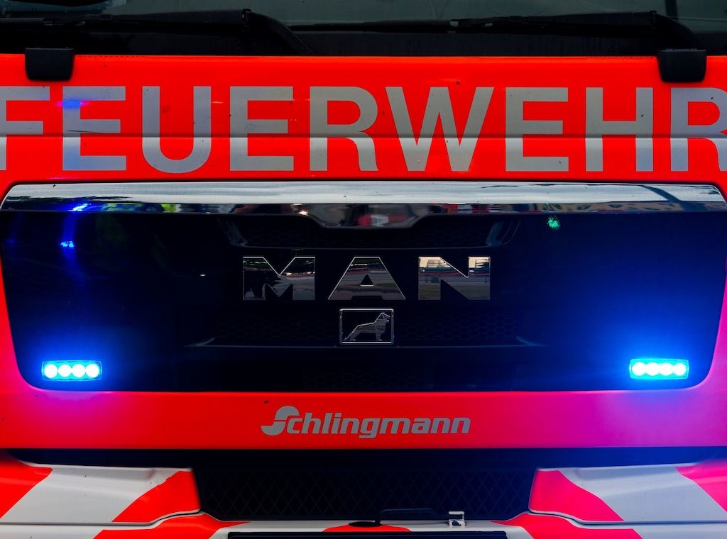 Sechs Autos brennen auf Autohaus-Gelände in Berlin-Schöneberg