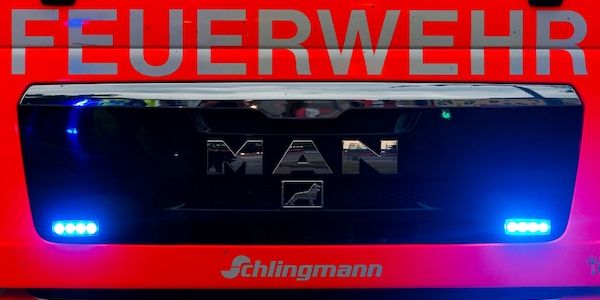 Sechs Autos brennen auf Autohaus-Gelände in Berlin-Schöneberg