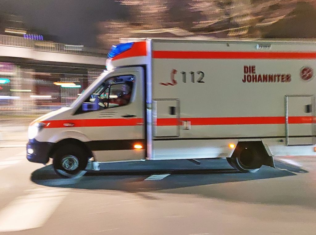 Unfall in Berlin-Westend: Autofahrer flüchtet nach Überschlag