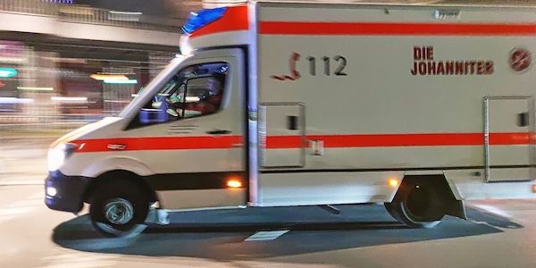 Unfall in Berlin-Westend: Autofahrer flüchtet nach Überschlag