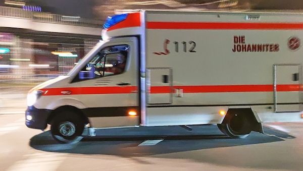 Unfall in Berlin-Westend: Autofahrer flüchtet nach Überschlag