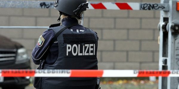 Mann attackiert Kioskbesucher und Passanten mit Schlagring und Gullideckeln im Märkischen Viertel