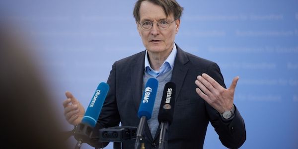 Lauterbach am 1. Mai von Demonstranten in Berlin-Kreuzberg angepöbelt