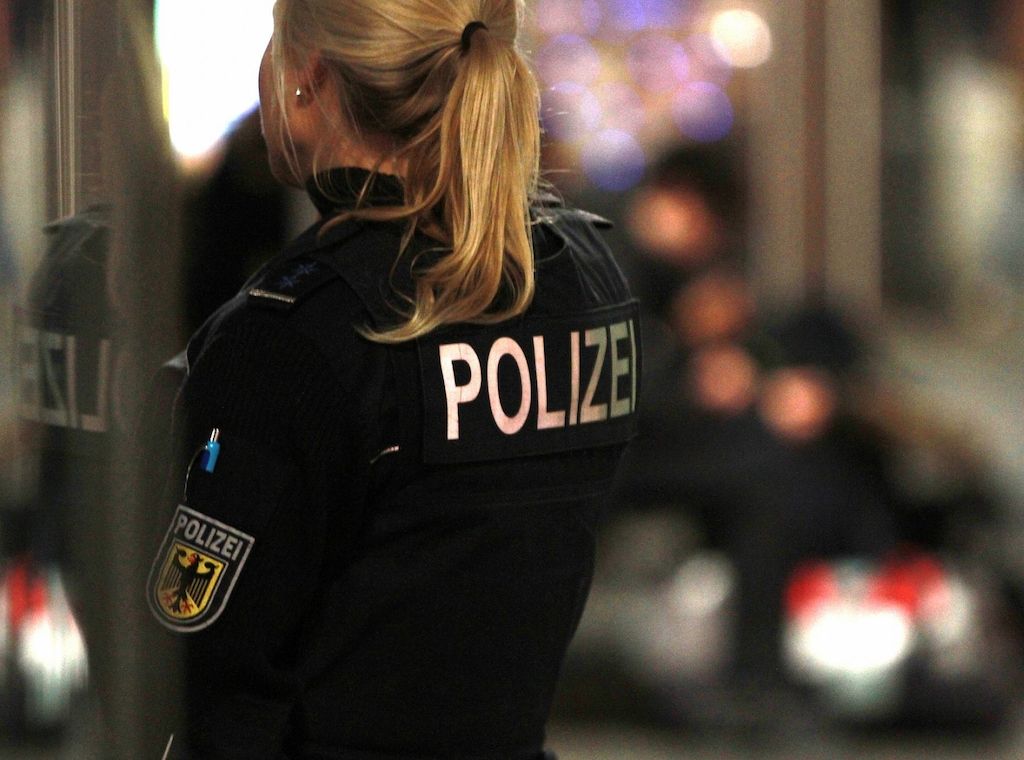 Unbekannte beschädigen Fensterscheiben eines Parteibüros in Berlin-Schöneberg
