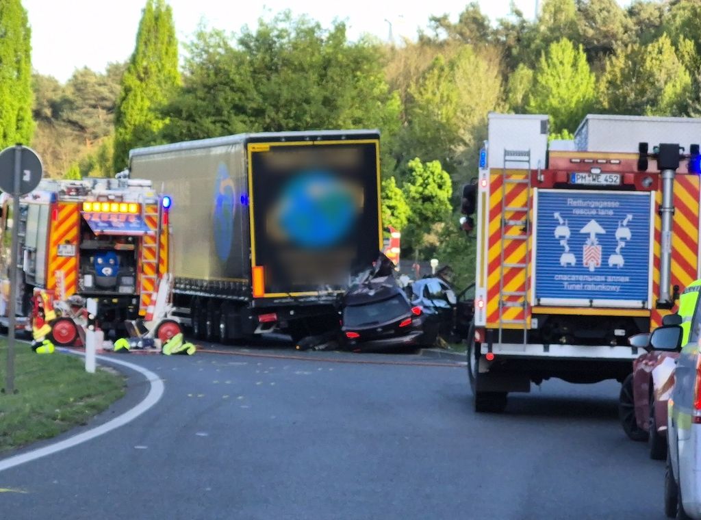 Potsdam-Mittelmark: Zwei Männer sterben bei Unfall auf A10-Rastplatz Schwielowsee