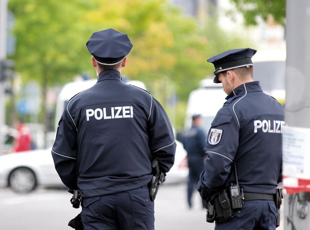 Zoll beschlagnahmt 45.000 Schmuggelzigaretten auf der A12 bei Friedersdorf in Brandenburg