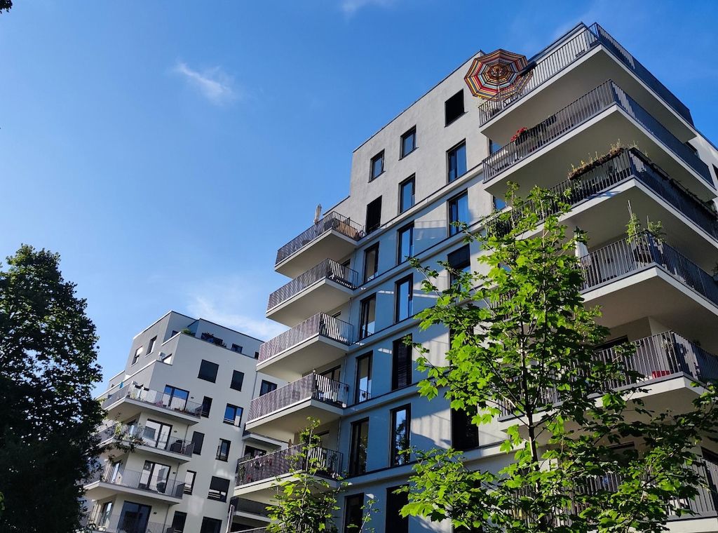 Umfrage: Jeder Vierte offen für Solarstrom vom eigenen Balkon