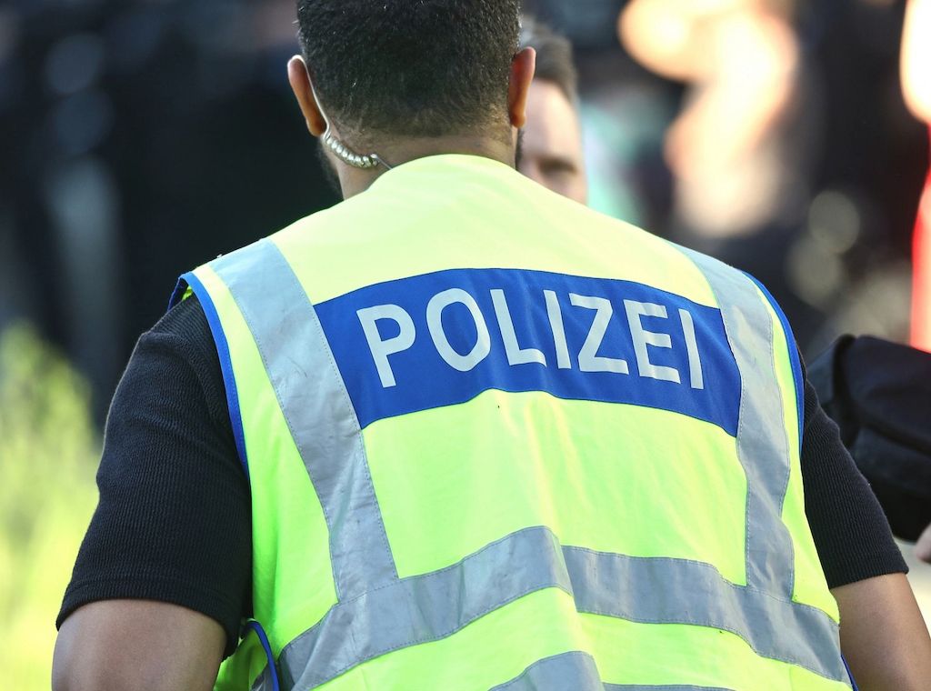 Auto fährt in Stuttgart in Menschengruppe