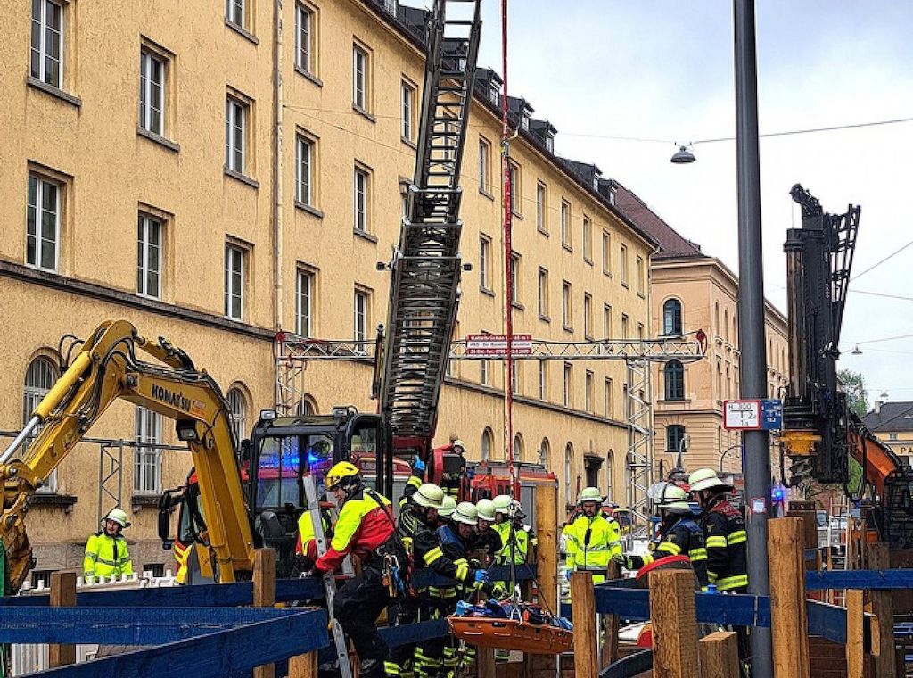 Bauarbeiter stürzt in München-Maxvorstadt in Baugrube