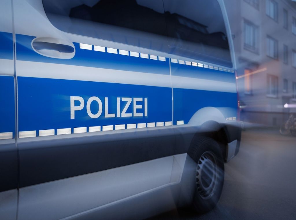Polizeieinsatz an der Technischen Universität Berlin - Festnahme bei Konferenz - Menge stellt sich Polizei entgegen