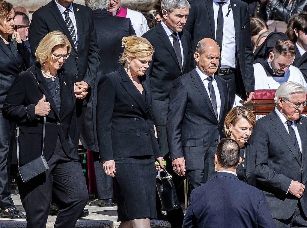 Klöckner lobt Papst-Trauerfeier und lässt Fahnen auf Halbmast setzen
