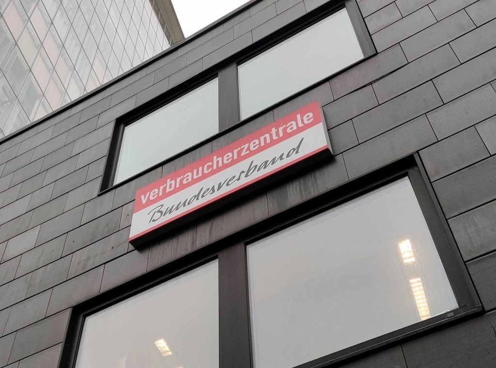 VZBV drängt auf Stromsteuersenkung und Klarheit über 58-Euro-Ticket