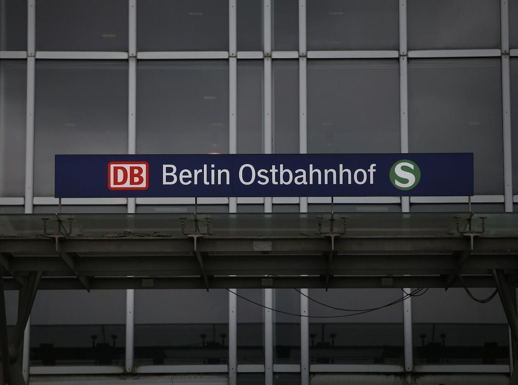 Billie Eilish begrüßt Fans in Berlin am Bahnhof mit Durchsage