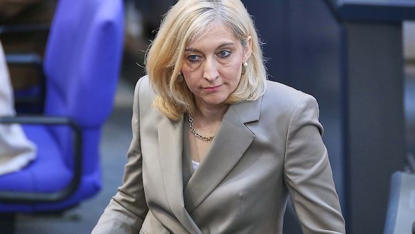 Bund hilft GKV mit 800 Millionen Euro Zuschuss - Warken alarmiert