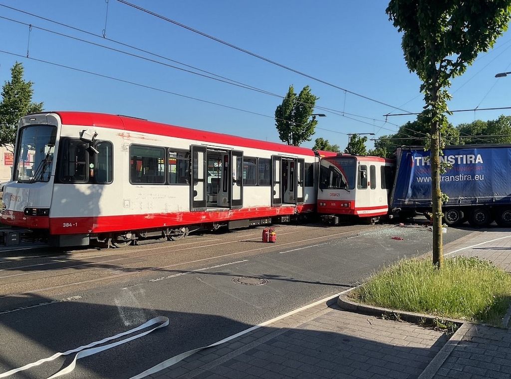 Verletzte nach Unfall mit LKW und Stadtbahnen in Dortmund