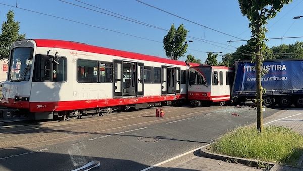 Verletzte nach Unfall mit LKW und Stadtbahnen in Dortmund