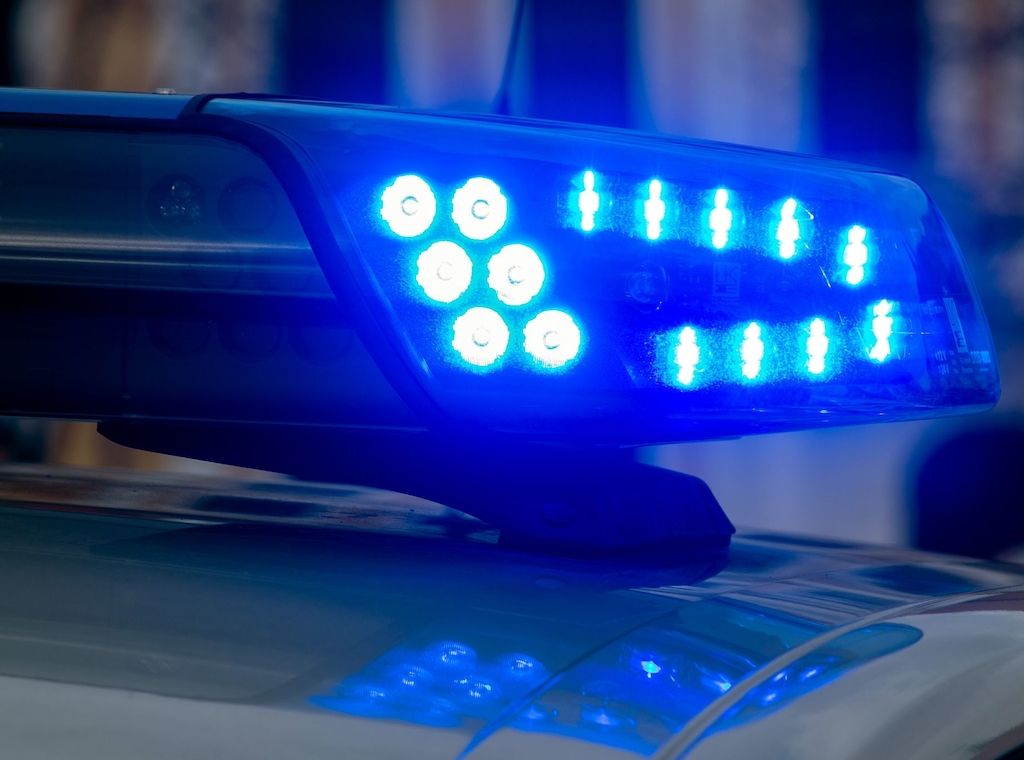 Gruppe junger Männer beklaut und verletzt 18-Jährigen am Bahnhof Zepernick