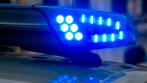 Gruppe junger Männer beklaut und verletzt 18-Jährigen am Bahnhof Zepernick
