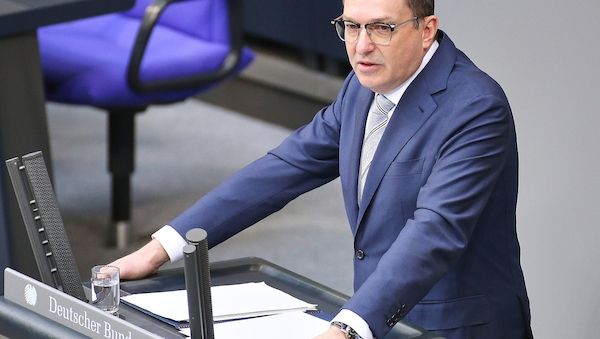 Grüne kritisieren Dobrindts "Migrations-Theater"