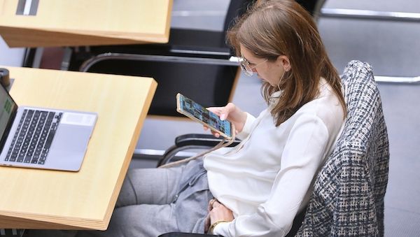 Berliner Abgeordnete lädt zur Sprechstunde mit vietnamesischem Übersetzer ein