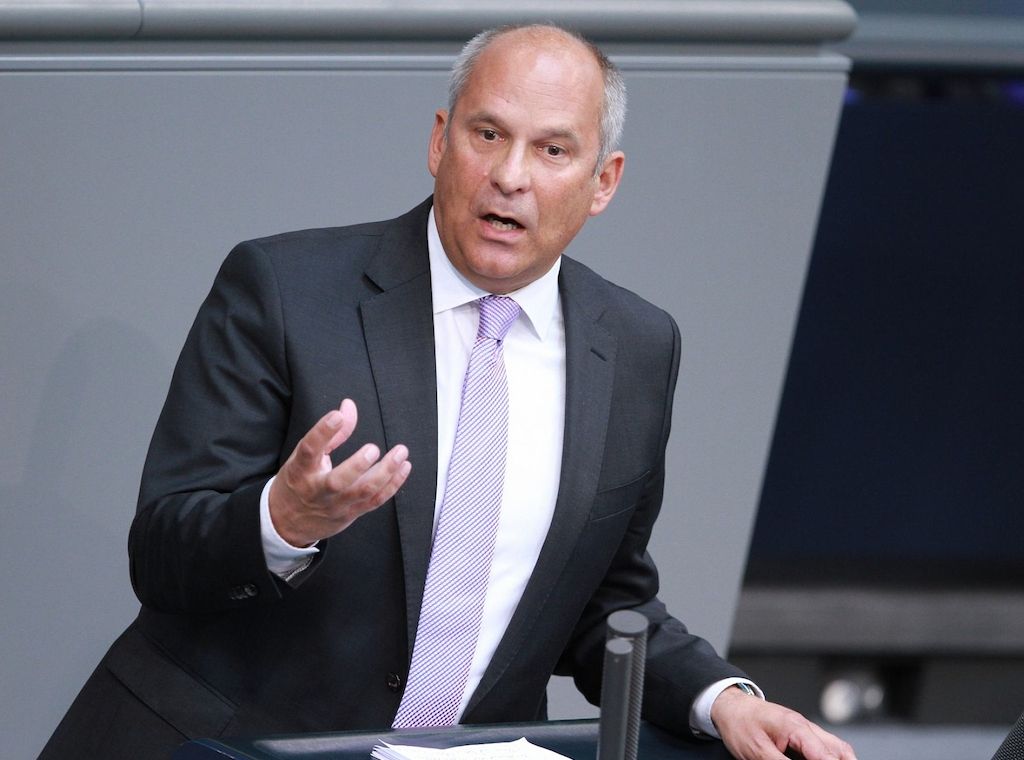 Poseck kritisiert Umgang mit mutmaßlich rechtsextremen Polizisten