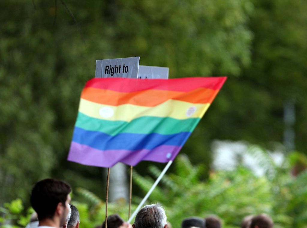 Landtagspräsidentin gedenkt queerer NS-Opfer und hisst Regenbogenflagge in Potsdam