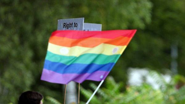Landtagspräsidentin gedenkt queerer NS-Opfer und hisst Regenbogenflagge in Potsdam