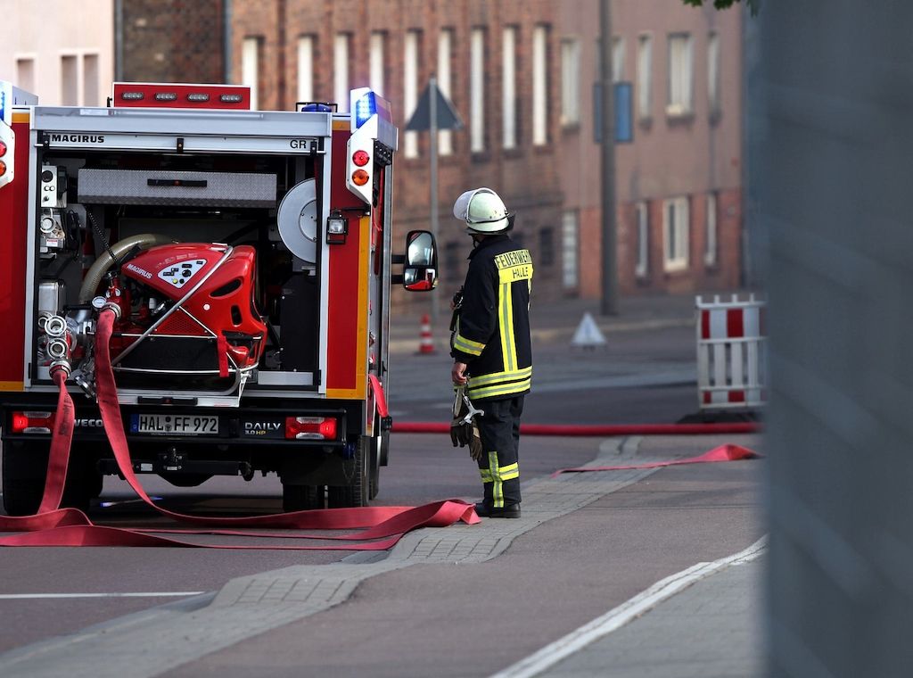 Feuerwehr rettet drei Personen aus brennendem Döner-Imbiss in Bremen-Neustadt