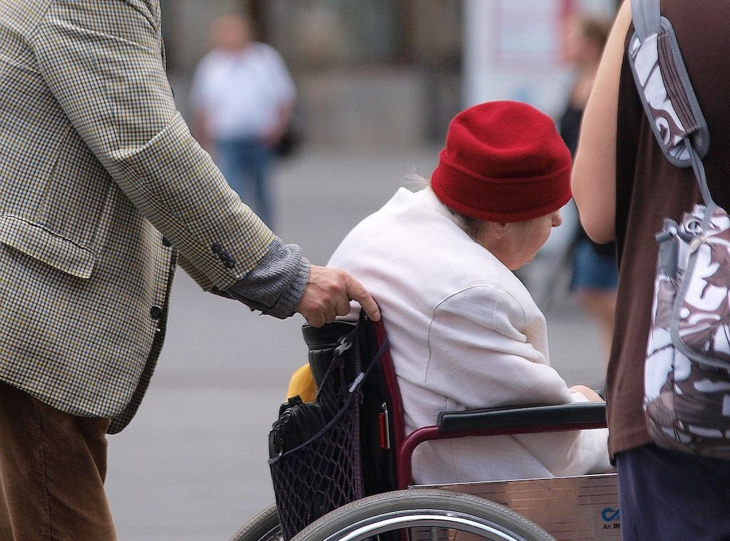 Gesundheitsministerin drängt auf Bundes-Milliarden für Pflege