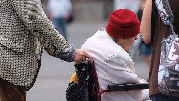 Gesundheitsministerin drängt auf Bundes-Milliarden für Pflege