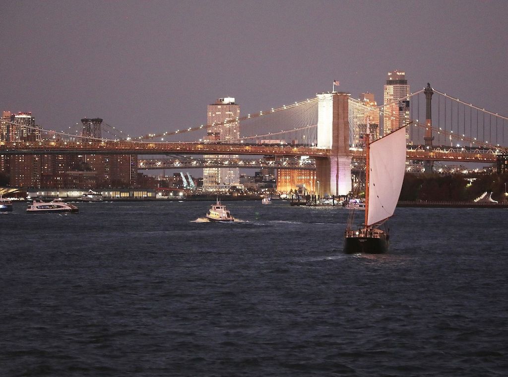 Schiff kollidiert mit Brooklyn Bridge in New York - zwei Tote