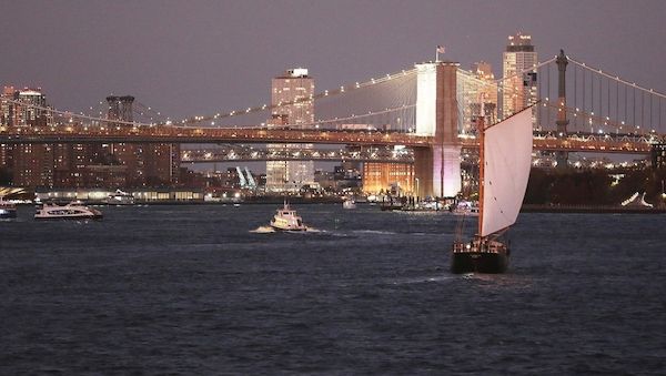 Schiff kollidiert mit Brooklyn Bridge in New York - zwei Tote