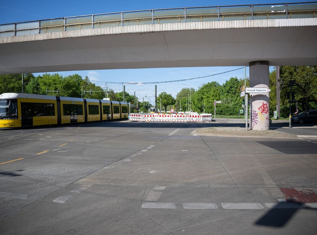 Berlin: Verkehr unter der Brücke an der Wuhlheide komplett gesperrt