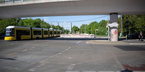 Berlin: Verkehr unter der Brücke an der Wuhlheide komplett gesperrt