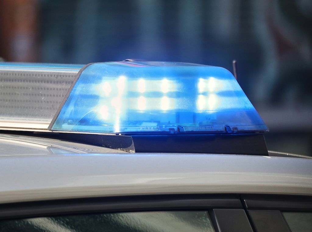 Mann schlägt Heckscheibe von Polizeiauto in Bremen-Neustadt ein