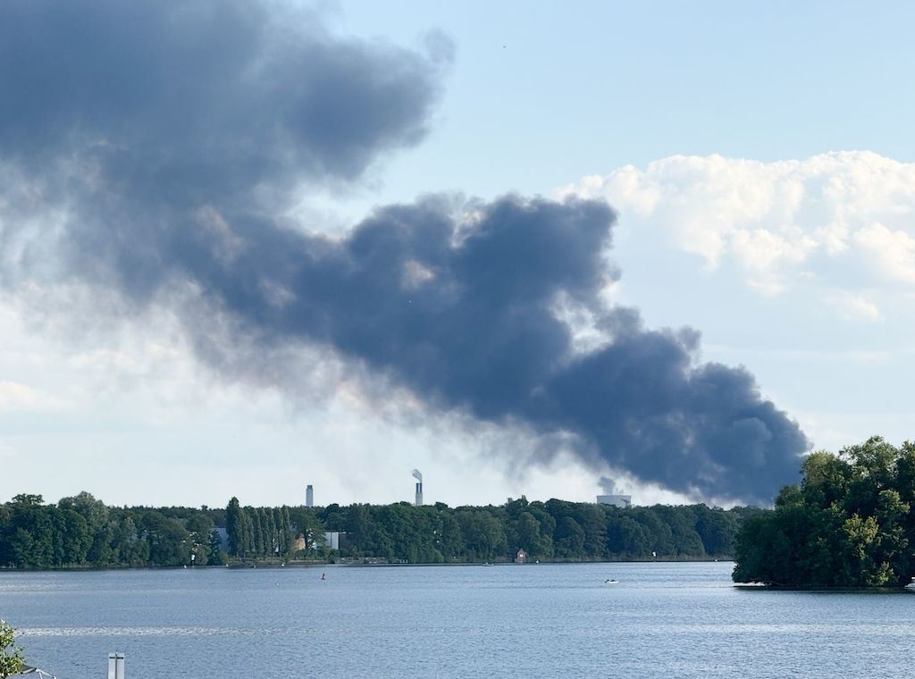 Berlin-Spandau: Brand in Kleingartensiedlung greift auf Lagerhalle über